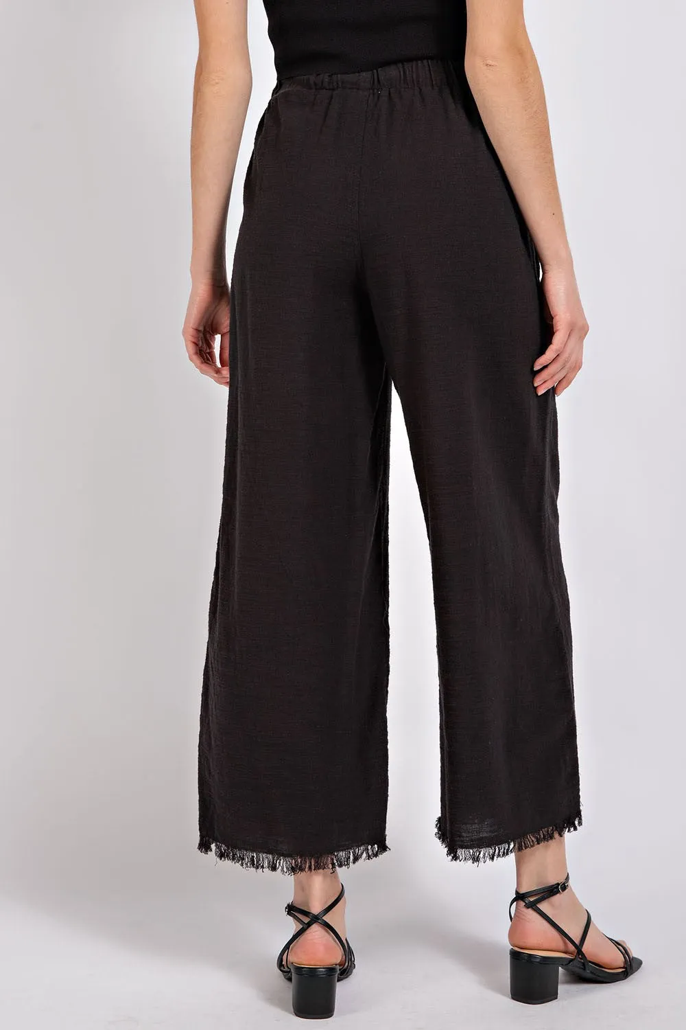 Frayed Hem Cropped Pants in Black