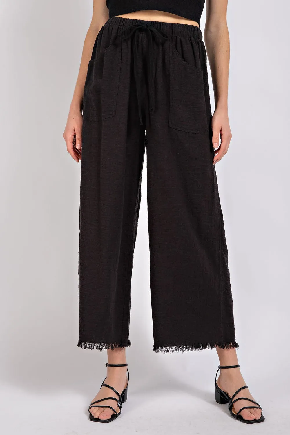 Frayed Hem Cropped Pants in Black