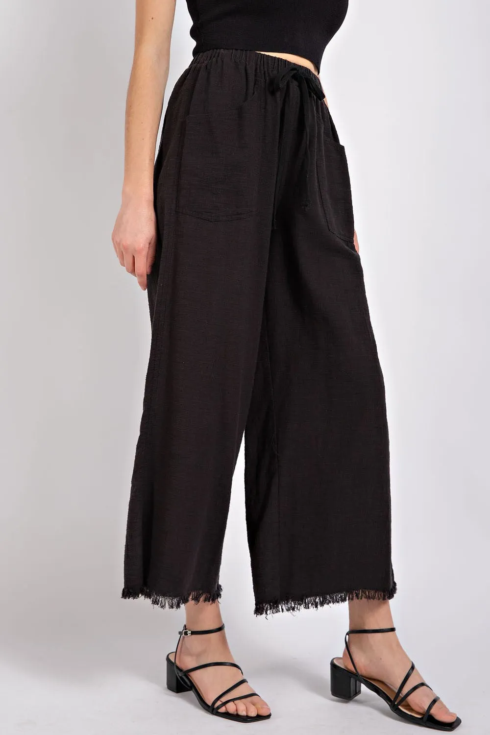 Frayed Hem Cropped Pants in Black